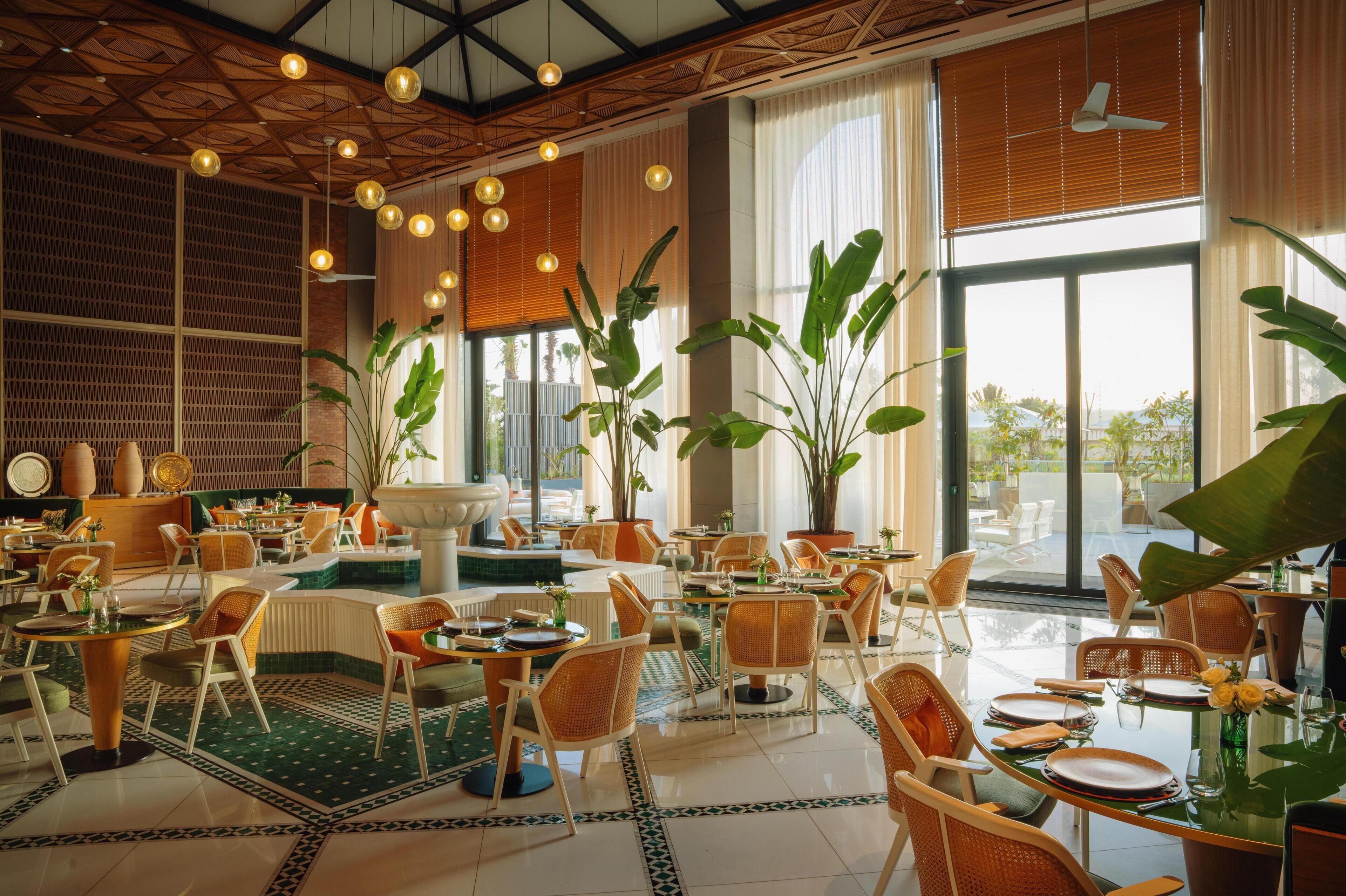 3 restaurants servant le petit déjeuner, le déjeuner et le dîner