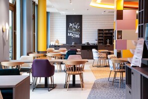 Breakfast area - Hampton By Hilton Stuttgart Airport (Filderstadt)