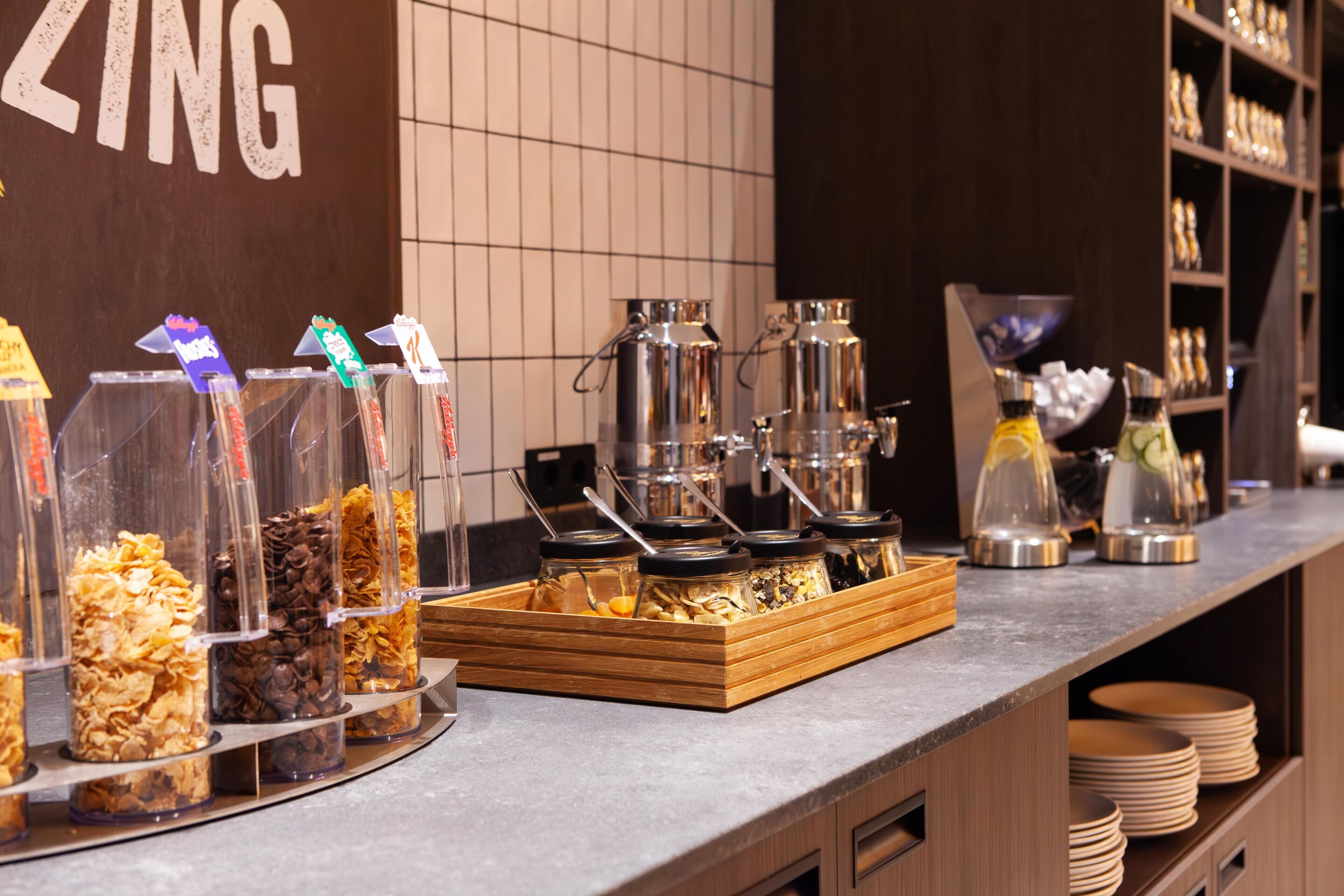 Ein reichhaltiges Frühstücksbuffet mit verschiedenen Speisen und Kaffeeautomaten.