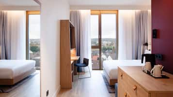 Room, 1 Queen Bed | In-room safe, desk, soundproofing, iron/ironing board