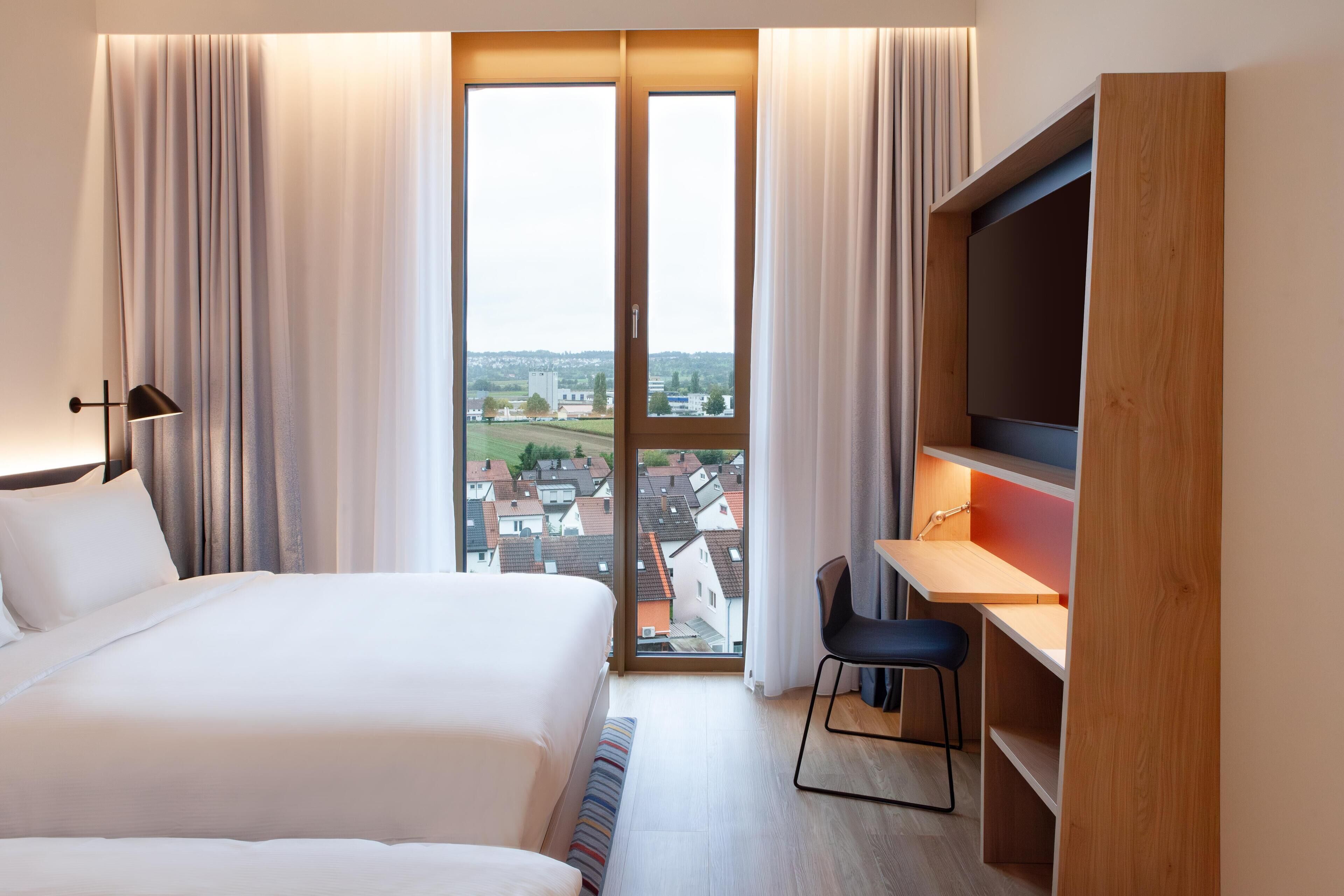 Zimmer, 1 Queen-Bett und Schlafsofa | Zimmersafe, Schreibtisch, schallisolierte Zimmer, Bügeleisen/Bügelbrett