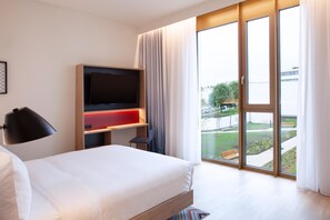 In-room safe, desk, soundproofing, iron/ironing board - Hampton By Hilton Stuttgart Airport (Filderstadt)