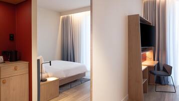 Zimmer, 1 Queen-Bett | Zimmersafe, Schreibtisch, schallisolierte Zimmer, Bügeleisen/Bügelbrett