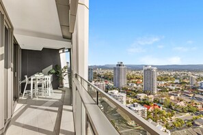 Property grounds - Luxe Absolute beachfront 2B River and Sunset views/Spa/Sauna/Steam/Free parking! (Surfers Paradise)