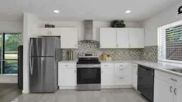 House, 3 Bedrooms, Private Pool | Private kitchen