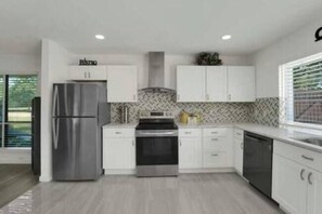 House, 3 Bedrooms, Private Pool | Private kitchen