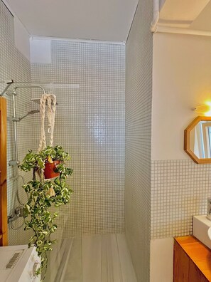 吹风机、毛巾、卫生纸