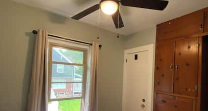 Charming 3-Bedroom Vacation Retreat Near Historical Downtown & Nature Escapes