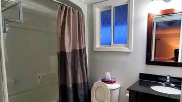 Secador de cabelo, toalhas de banho, sabonete, papel higiênico