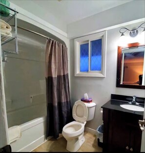 Sèche-cheveux, serviettes fournies, savon, papier toilette