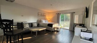Cozy Queen Suite 01 Peninsula Motel, Minutes from Wiarton Waterfront