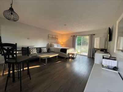 Cozy Queen Suite 01 Peninsula Motel, Minutes from Wiarton Waterfront