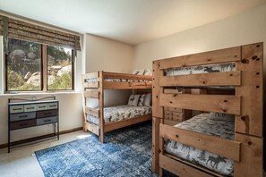 4 bedrooms, Internet, bed sheets