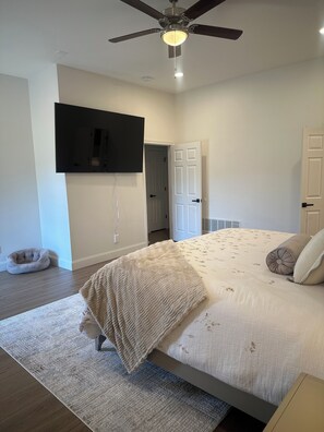 5 bedrooms, desk, iron/ironing board, free WiFi