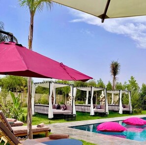 奢华双人房, 阳台, 泳池景观 | 起居区