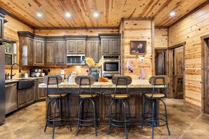 ثلاجة، ميكروويف، فرن، موقد طهي مسطح