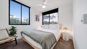 3 bedrooms, desk, iron/ironing board, free WiFi