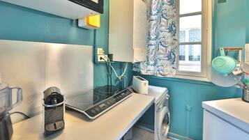 Réfrigérateur, micro-ondes, four, cafetiÚre/bouilloire