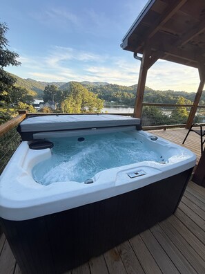 Outdoor spa tub - Brand new cabin with HOT TUB, Dock & Lake Access (Butler)