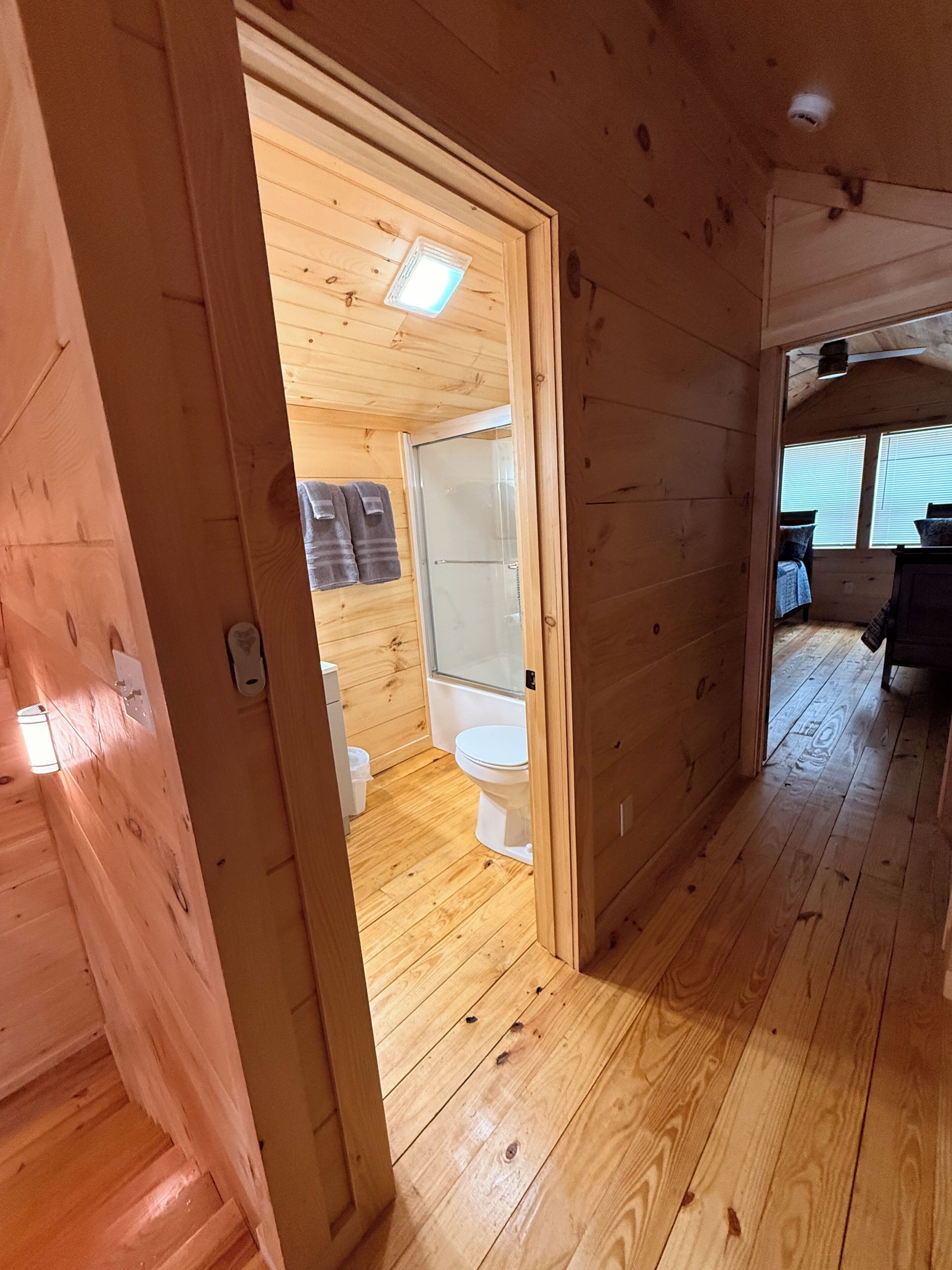 Interno in legno con bagno a vista, comprensivo di toilette e zona doccia.