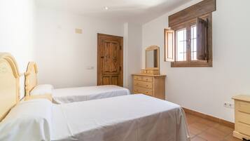 4 bedrooms, free WiFi, bed sheets