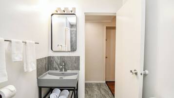 Enkeltrom | Bad | Badekar, såpe, sjampo og toalettpapir