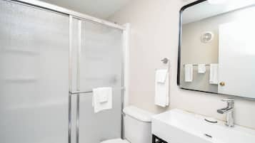 Double Room | Bathroom | Bathtub, soap, shampoo, toilet paper