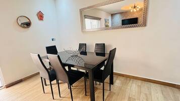Casa, 3 habitaciones, con acceso para personas discapacitadas, alberca privada | Comedor
