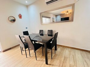 บ้านพัก, 3 ห้องนอน, พร้อมสิ่งอำนวยความสะดวกสำหรับผู้พิการ, สระว่ายน้ำส่วนตัว | ห้องรับประทานอาหาร