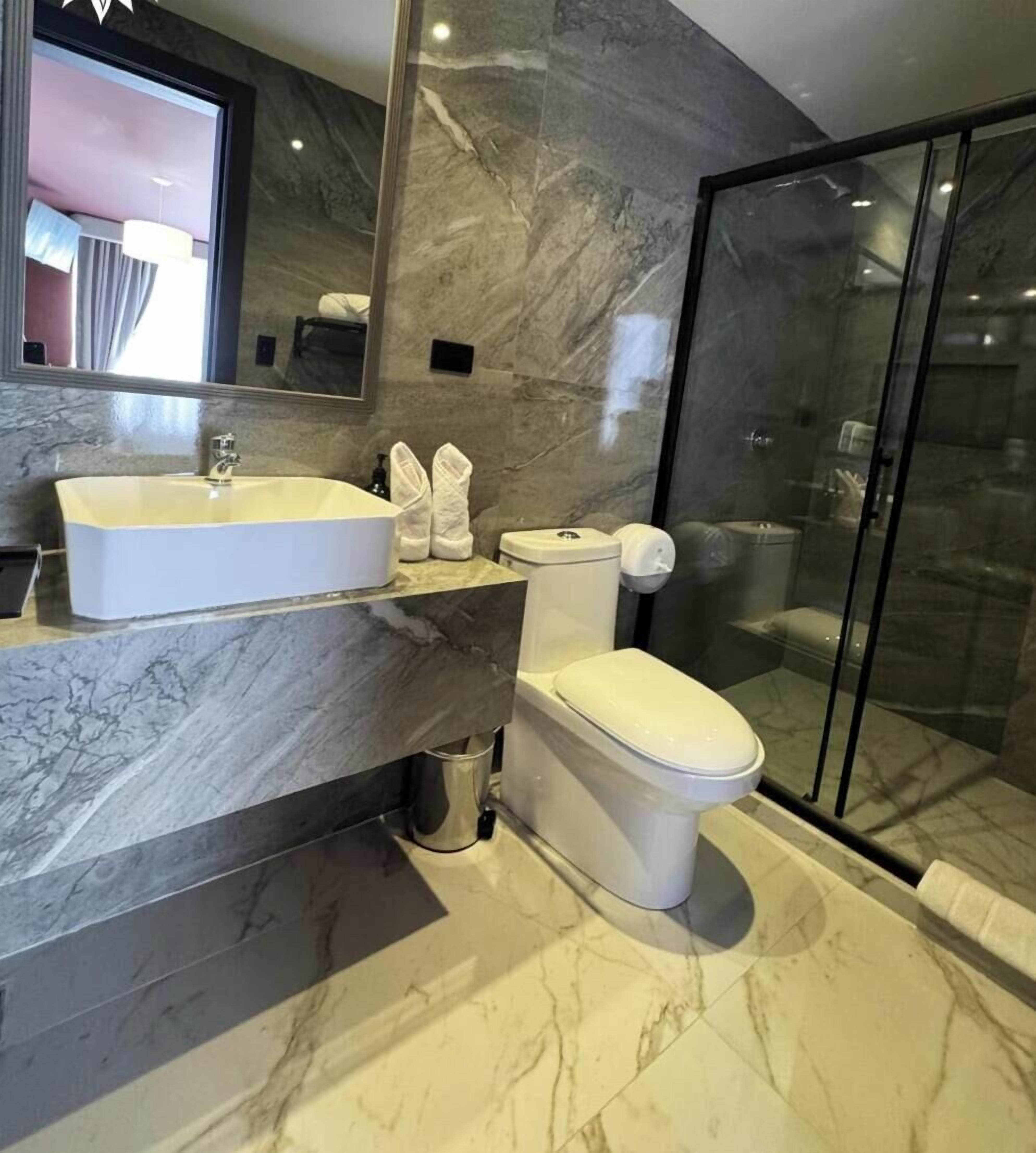 Superior-Zimmer, 1 King-Bett | Badezimmer | Kostenlose Toilettenartikel, Handtücher, Seife, Shampoo