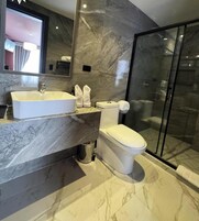 Artículos de tocador gratuitos, toallas, jabón, shampoo