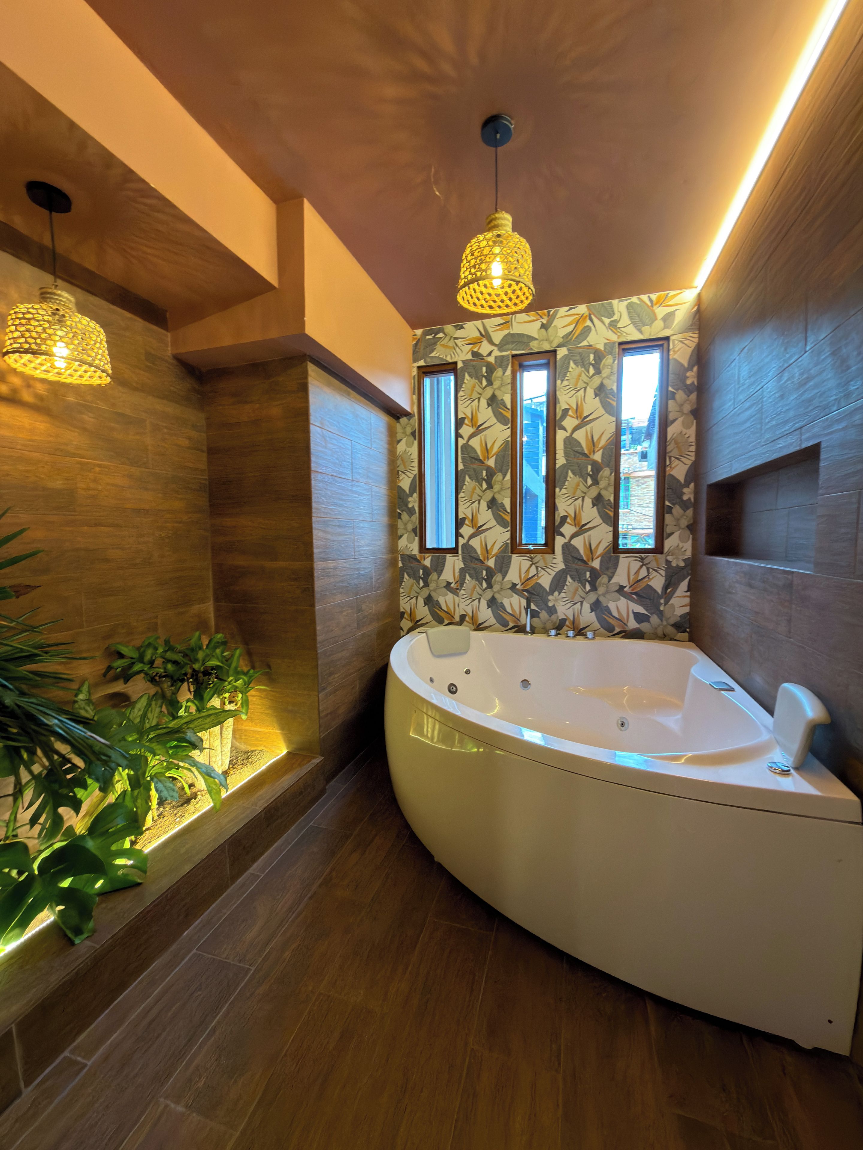 Een moderne badkamer met een vrijstaand bad, houten wanden en een decoratief raam.