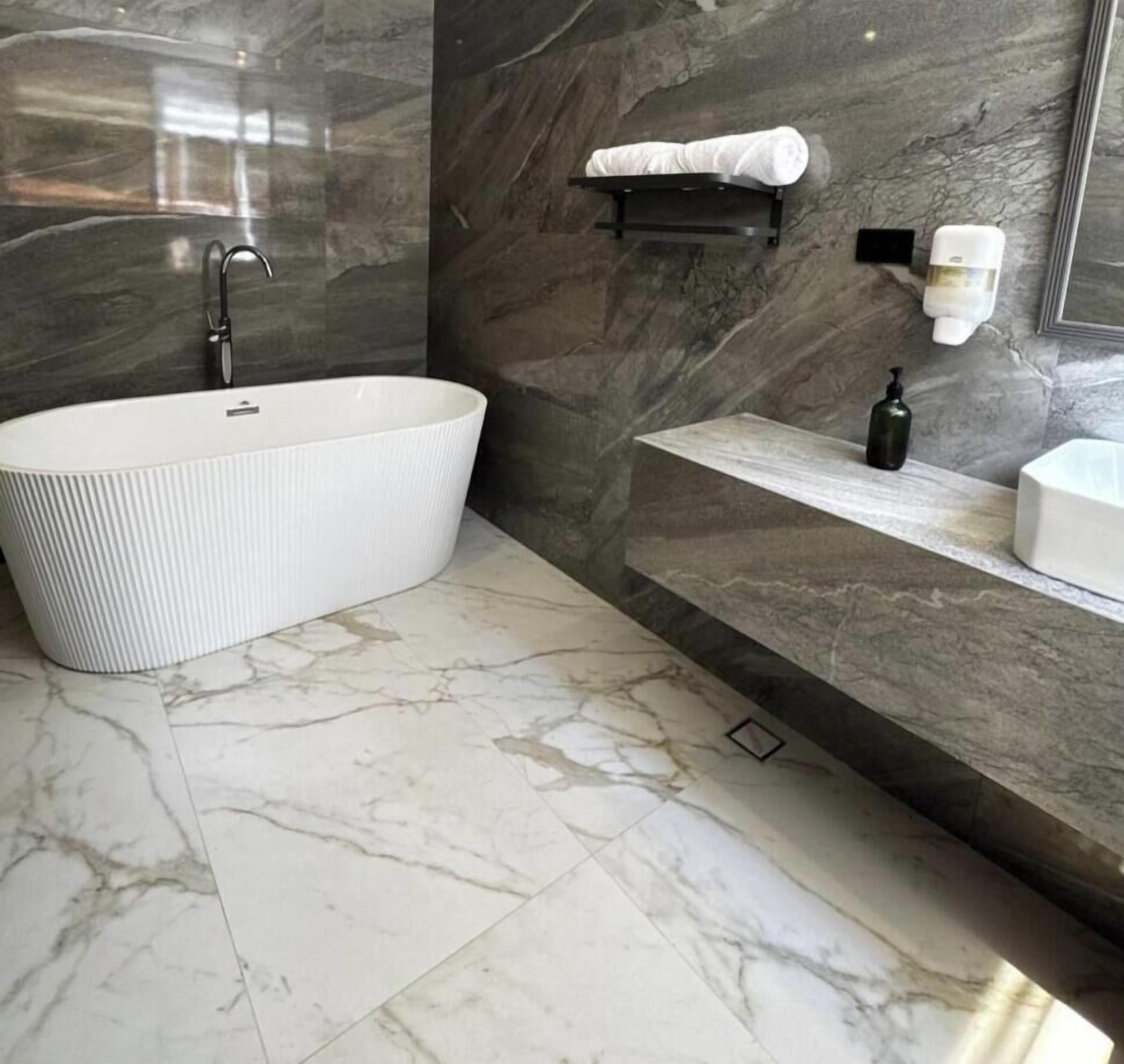 Deluxe Room, 1 King Bed | Bathroom | Free toiletries, towels, soap, shampoo