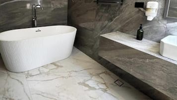 Deluxe Room, 1 King Bed | Bathroom