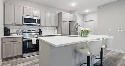 Relaxing Getaway King Bed • Balcony • Work-Ready apartment in Whitestown.