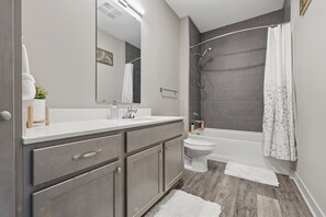 Haartrockner, Handtücher, Seife, Shampoo