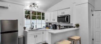 7mi to Anna Maria Newly Renovated Private Cottage