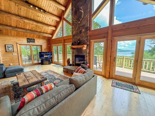 New: Pet Friendly Home with Walkable Lake Access/Dock