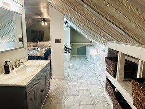 1 bedroom, desk, iron/ironing board, free WiFi