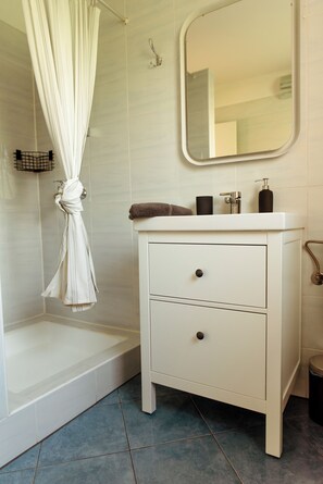 Shower, towels, soap, toilet paper