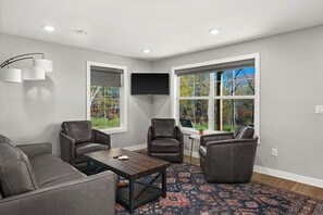 Smart-TV, Kamin, Bücher