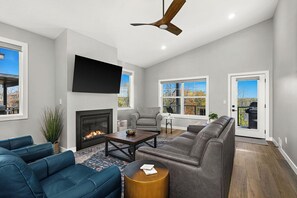 Smart-TV, Kamin, Bücher