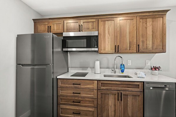 Kühlschrank, Mikrowelle, Ofen, Herdplatte