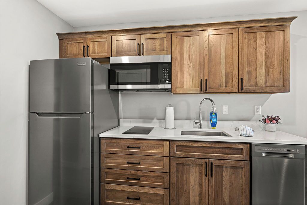 Réfrigérateur, micro-ondes, plaque de cuisson, lave-vaisselle