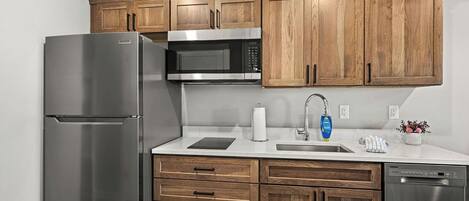 Refrigerador, microondas, placa de cocina, lavavajillas