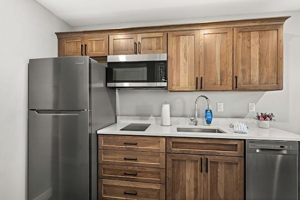 Fridge, microwave, stovetop, dishwasher