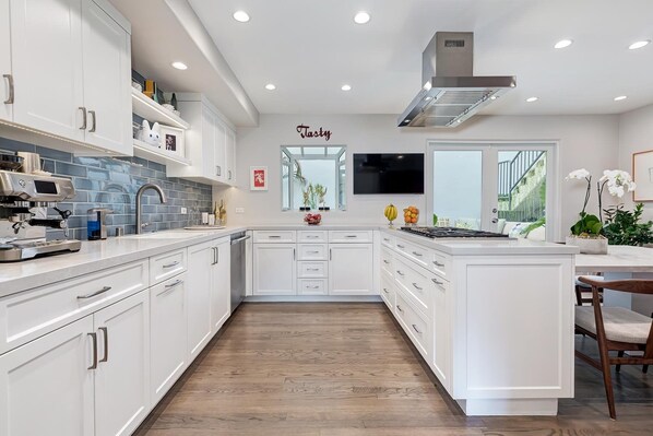 Een koelkast, een magnetron, een oven, een kookplaat