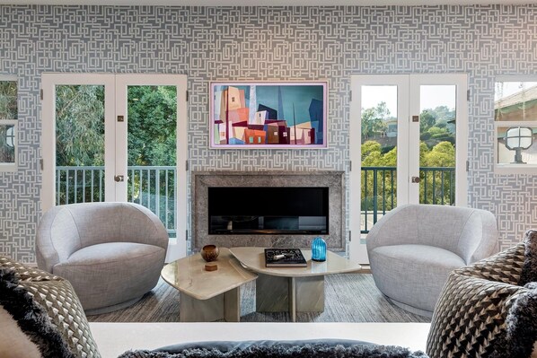 Smart-TV, Kamin, Videothek, Stereoanlage