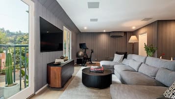 Smart-TV, Kamin, Videothek, Stereoanlage
