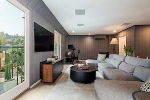 Smart-TV, Kamin, Videothek, Stereoanlage